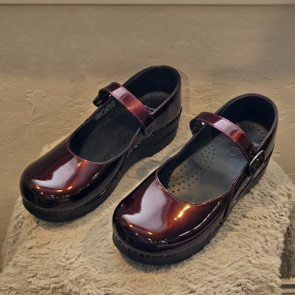 DANSKO Red Patent Leather MaryJane’s, Women’s Size 38 Like New